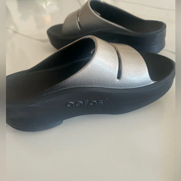 OOFOS OOahh Luxe Slides- Latte Metallic- Slip on Recovery Slides- Women’s 5 - Picture 2 of 6
